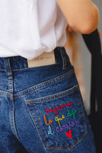 Cargar imagen en el visor de la galería, Hagamos Lo Que Diga El Corazón Embroidered Jeans
