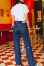 Cargar imagen en el visor de la galería, Hagamos Lo Que Diga El Corazón Embroidered Jeans
