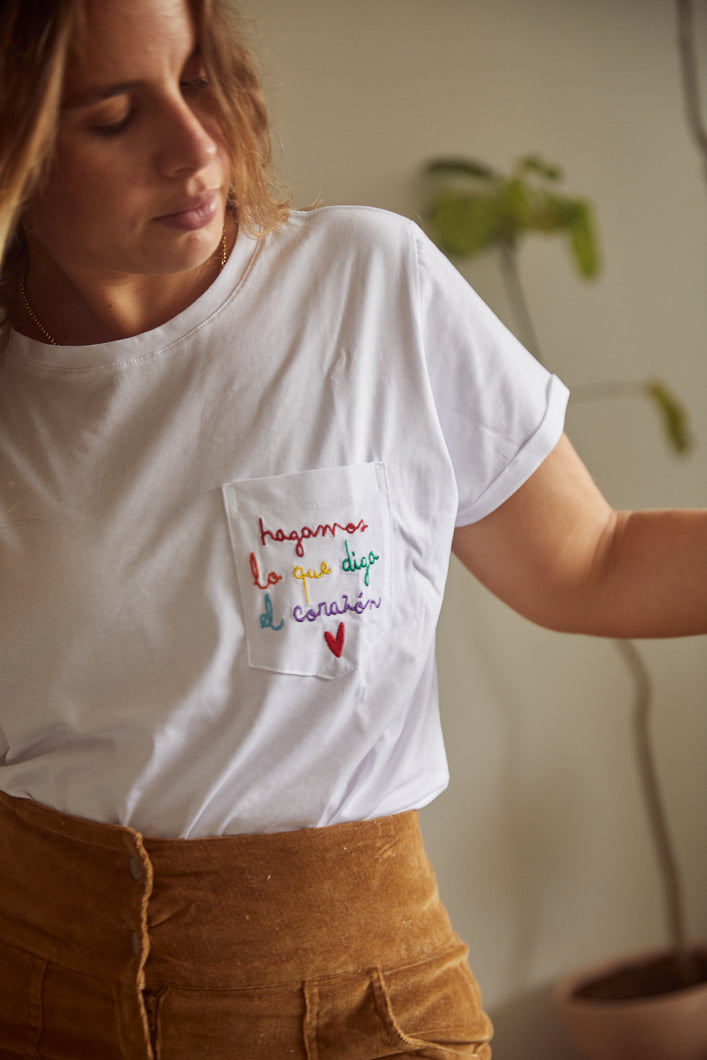 Camiseta Oversize Hagamos lo que Diga El Corazón Bordada En Colores