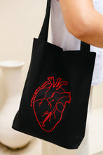 Cargar imagen en el visor de la galería, El Corazón Está Pa' Llenarlo Tote Bag
