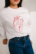 Cargar imagen en el visor de la galería, El corazón esta pa' llenarlo Sweatshirt
