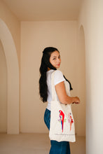 Cargar imagen en el visor de la galería, Más Vale Pajaro En Mano Tote Bag
