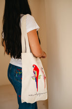 Cargar imagen en el visor de la galería, Más Vale Pajaro En Mano Tote Bag
