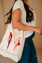 Cargar imagen en el visor de la galería, Más Vale Pajaro En Mano Tote Bag
