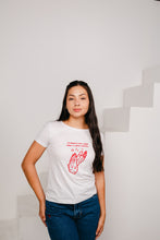 Cargar imagen en el visor de la galería, Un Aplauso Pa' Mami y Papi Embroidered Basic Tee
