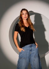 Cargar imagen en el visor de la galería, Básica Algodón Pima V-Neck Tee

