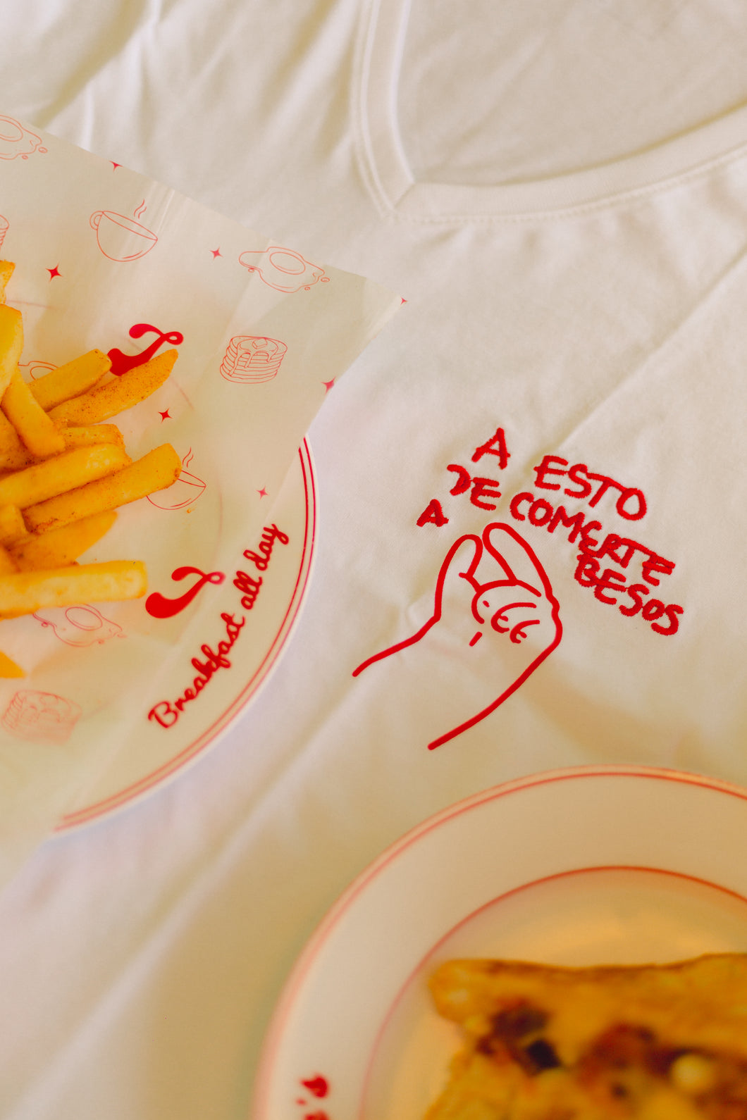 A Esto De Comerte A Besos V-Neck Tee