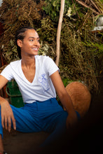 Cargar imagen en el visor de la galería, Una Empanada Bastará V-Neck Tee
