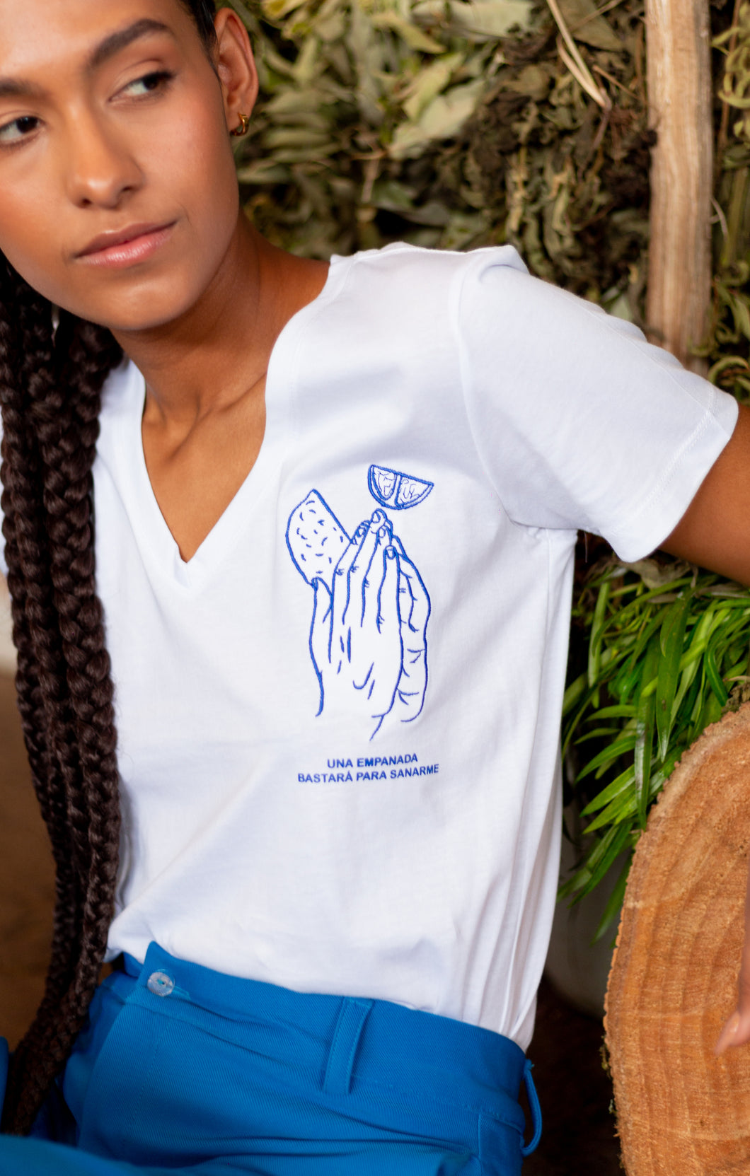 Una Empanada Bastará V-Neck Tee