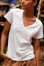 Cargar imagen en el visor de la galería, Mujer Decente Toma Aguardiente Embroidered V-Neck Tee
