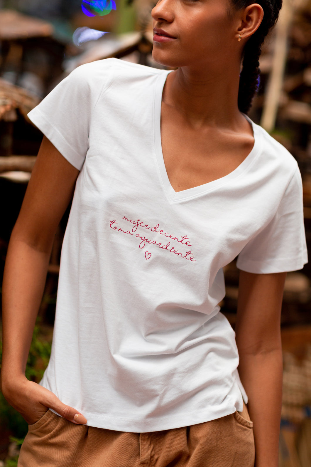 Mujer Decente Toma Aguardiente Embroidered V-Neck Tee