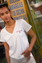 Cargar imagen en el visor de la galería, Respetarse Es Poder Embroidered V-Neck Tee

