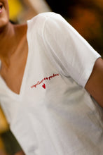 Cargar imagen en el visor de la galería, Respetarse Es Poder Embroidered V-Neck Tee

