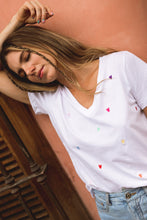 Cargar imagen en el visor de la galería, Amor con Amor se Paga Embroidered V-Neck Tee
