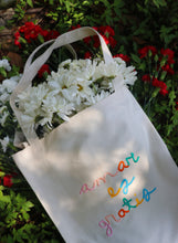 Cargar imagen en el visor de la galería, Amar Es Gratis Tote Bag
