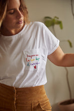 Cargar imagen en el visor de la galería, Camiseta Oversize Hagamos lo que Diga El Corazón Bordada En Colores
