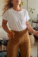 Cargar imagen en el visor de la galería, Hagamos Lo Que Diga El Corazón Embroidered Oversized Tee
